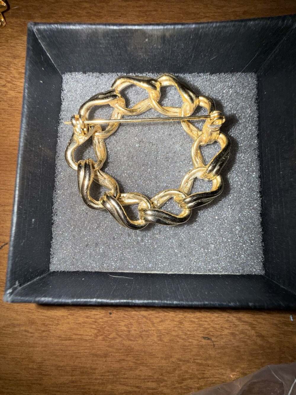 Vintage Gold Tone Interlocking Chain Link Circle Brooch